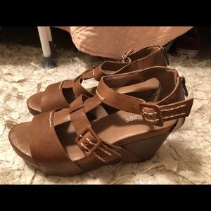 women’s wedged sandal